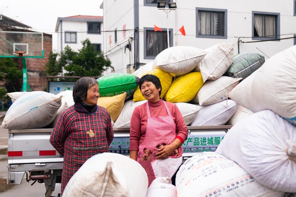 浙江麗水：流動(dòng)供銷致富車托起山區(qū)農(nóng)戶共富夢(mèng)